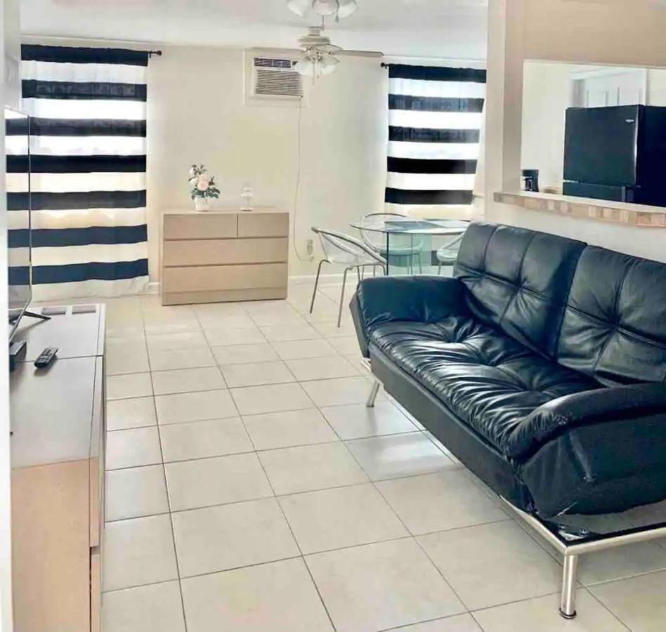 Cozy In Cute House, Close To Airport - Free Parking Habitación en casa particular Miami