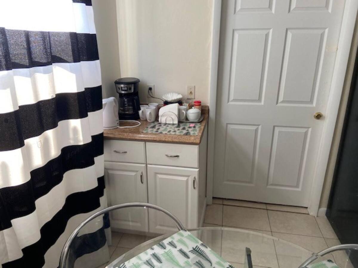 Cozy In Cute House, Close To Airport - Free Parking Habitación en casa particular Miami