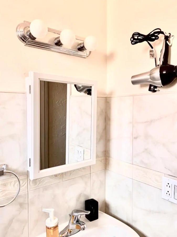 Habitación en casa particular Cozy In Cute House, Close To Airport - Free Parking *