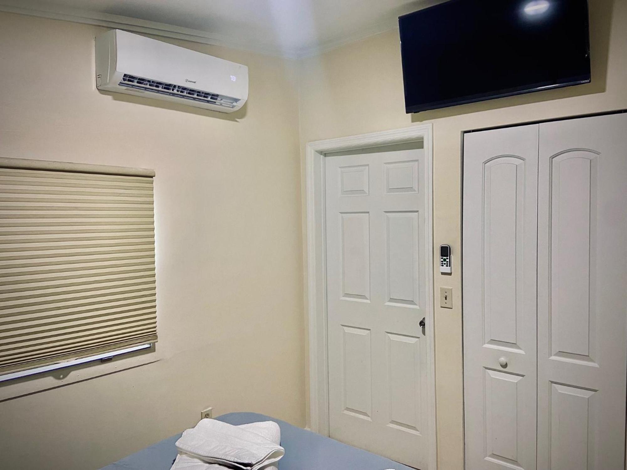 Cozy In Cute House, Close To Airport - Free Parking Habitación en casa particular