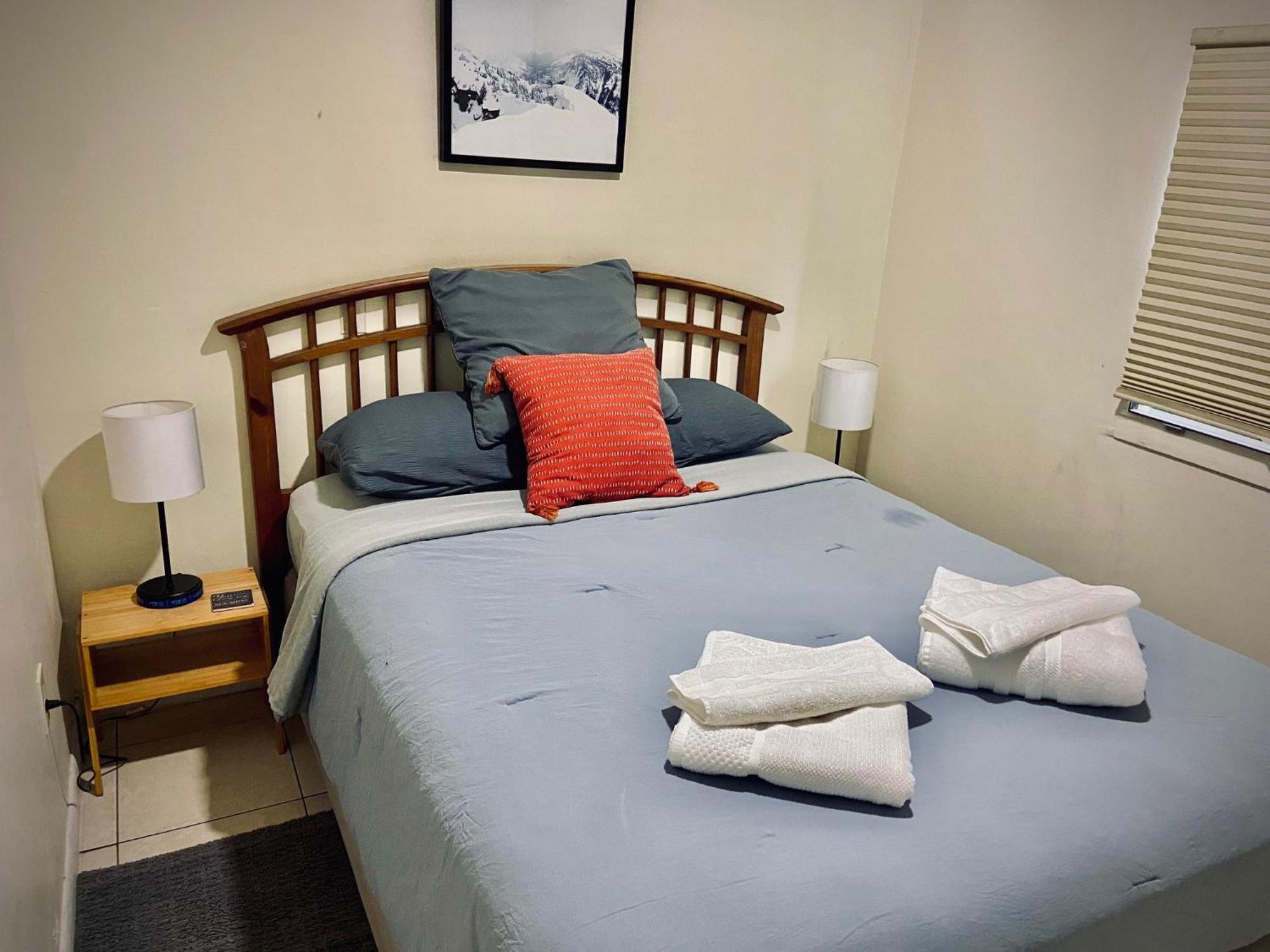 Cozy In Cute House, Close To Airport - Free Parking *